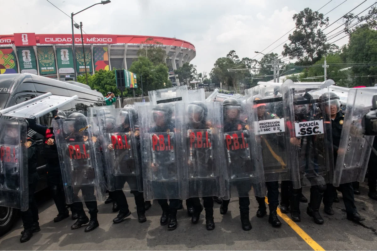 Grupo de policías antimotines frente al Estadio CIudad de México