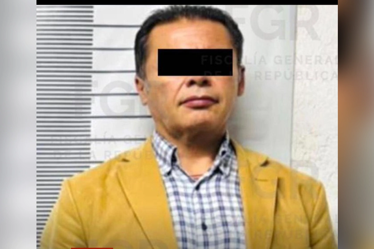 Héctor Taurino Landa Cabrera vistiendo saco amarillo y camisa azul a cuadros con los ojso tapados