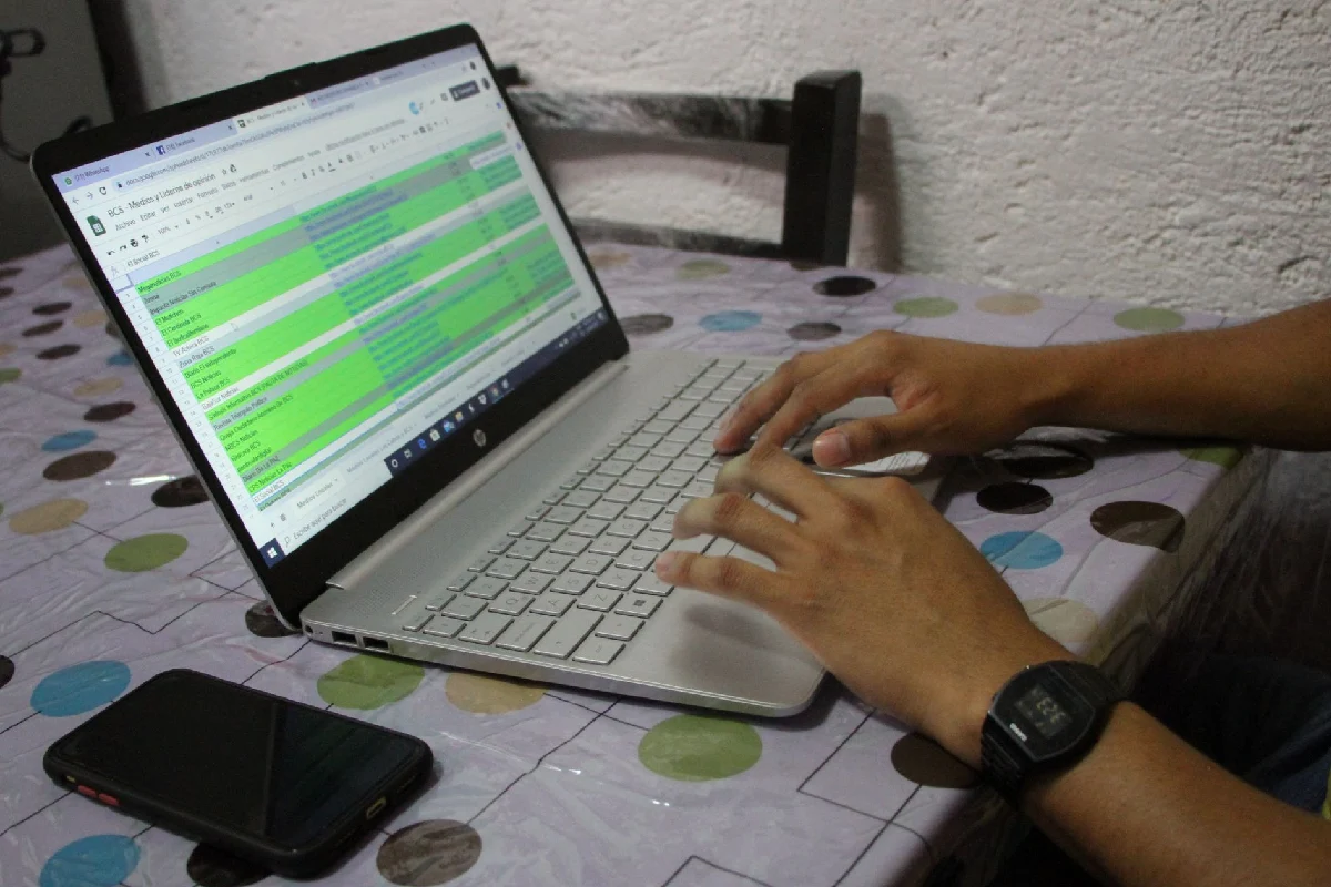 Persona trabajando en una laptop