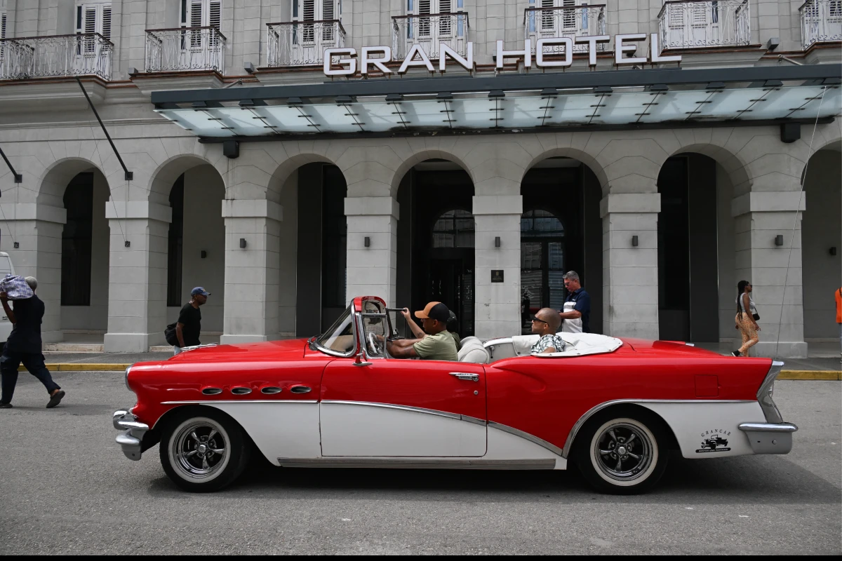 Un coche antiguo pasa por delante del Gran Hotel Bristol en La Habana