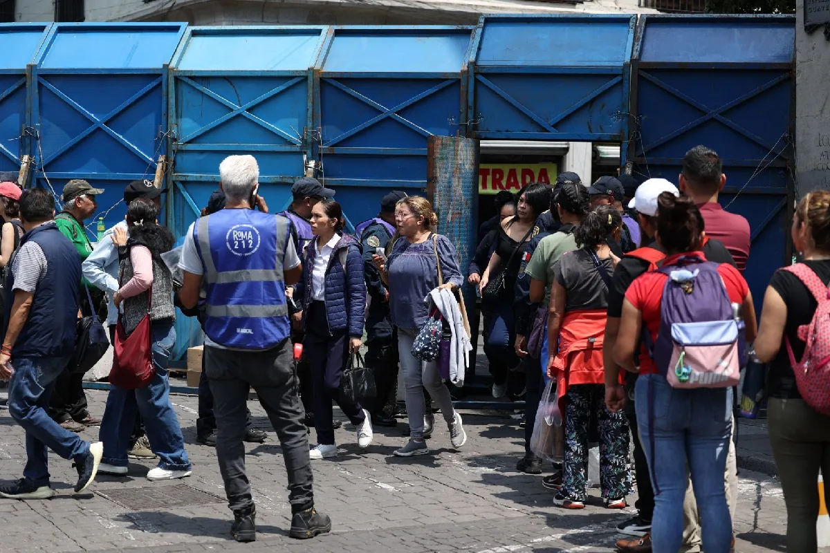 Cientos de personas realizan fila sobre la calle de Tacuba para accesar de manera controlada