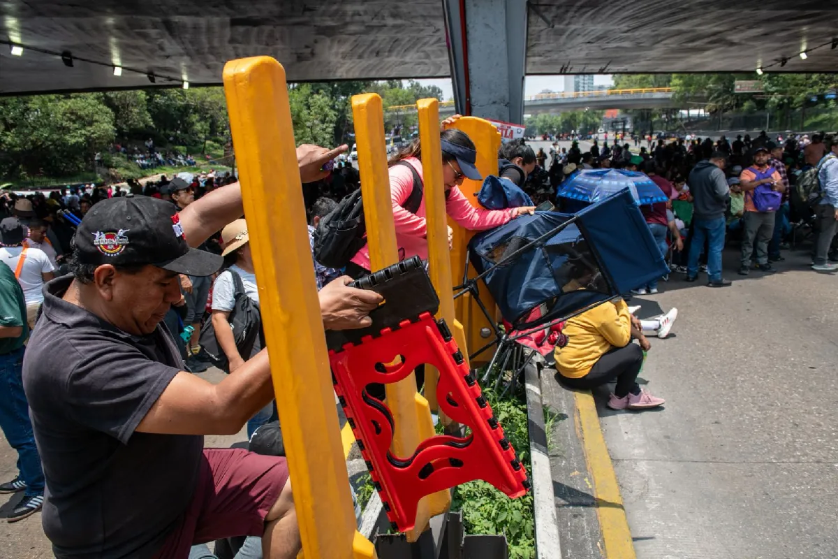 Integrantes de la CNTE bloquea Circuito Interior; destruyen estatuas del Mundial en Reforma