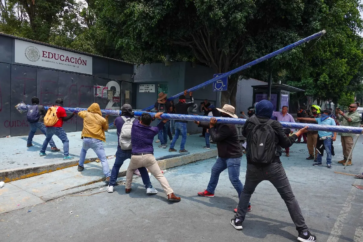 Integrantes de la Coordinadora Nacional de Trabajores de la Educación (CNTE), irrumpieron el exterior de las oficinas de la Secretaria de Educación Pública (SEP),