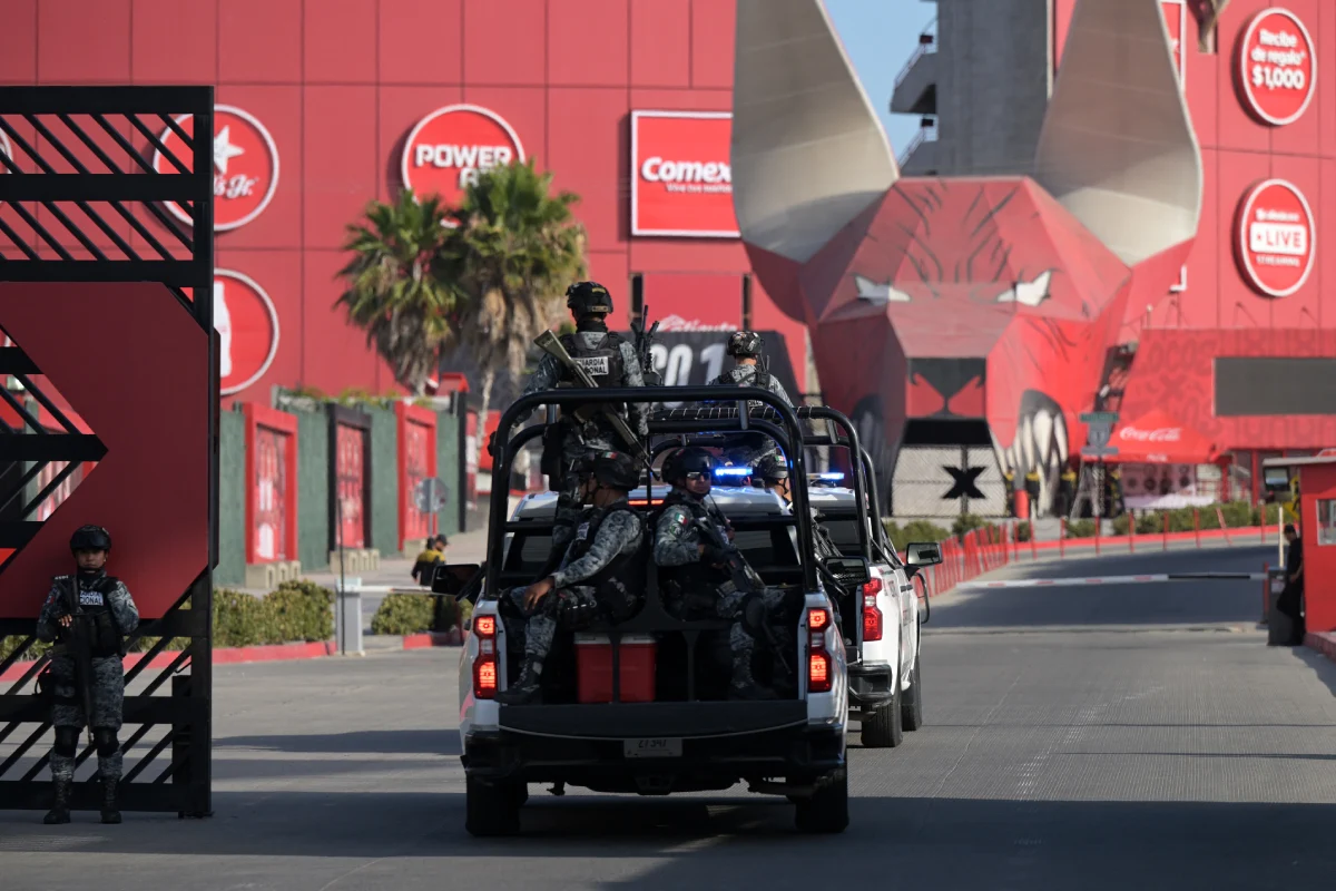 Camionetas de la Guardia Nacional frente al estadio de xolos