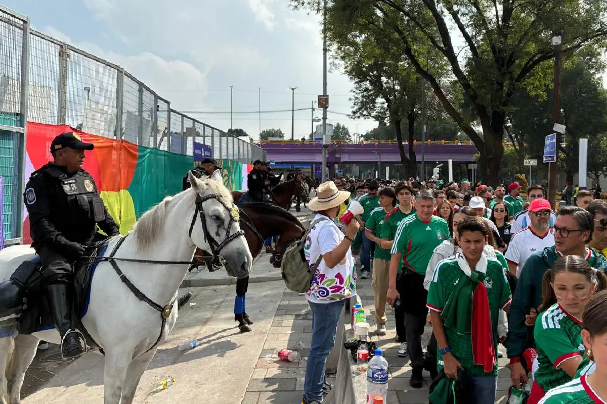 Llegan asistentes al Estadio CDMX para el Mundial