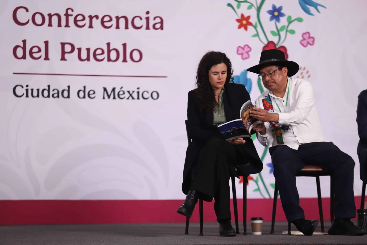 Luisa María Alcalde Luján, consejera jurídica de la Presidencia de la República, y Adelfo Regino Montes, director General del Instituto de Pueblos Indígenas