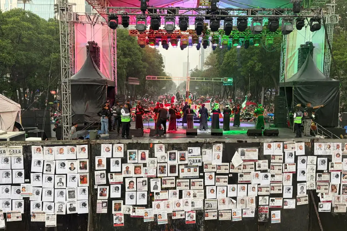 Fichas de búsqueda colocadas detrás del escenario en el Ángel de la Independencia. 