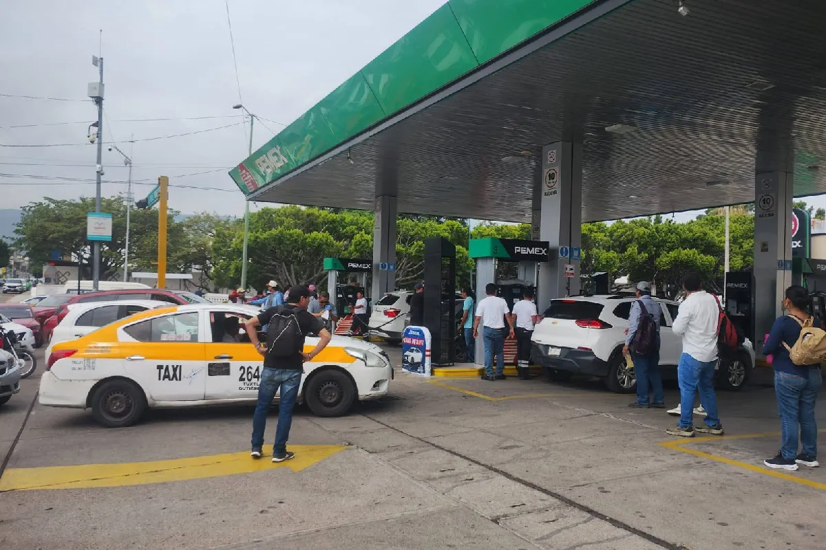 Maestros de CNTE toman gasolineras en Tuxtla Gutiérrez, Chiapas; regalan combustible automovilistas