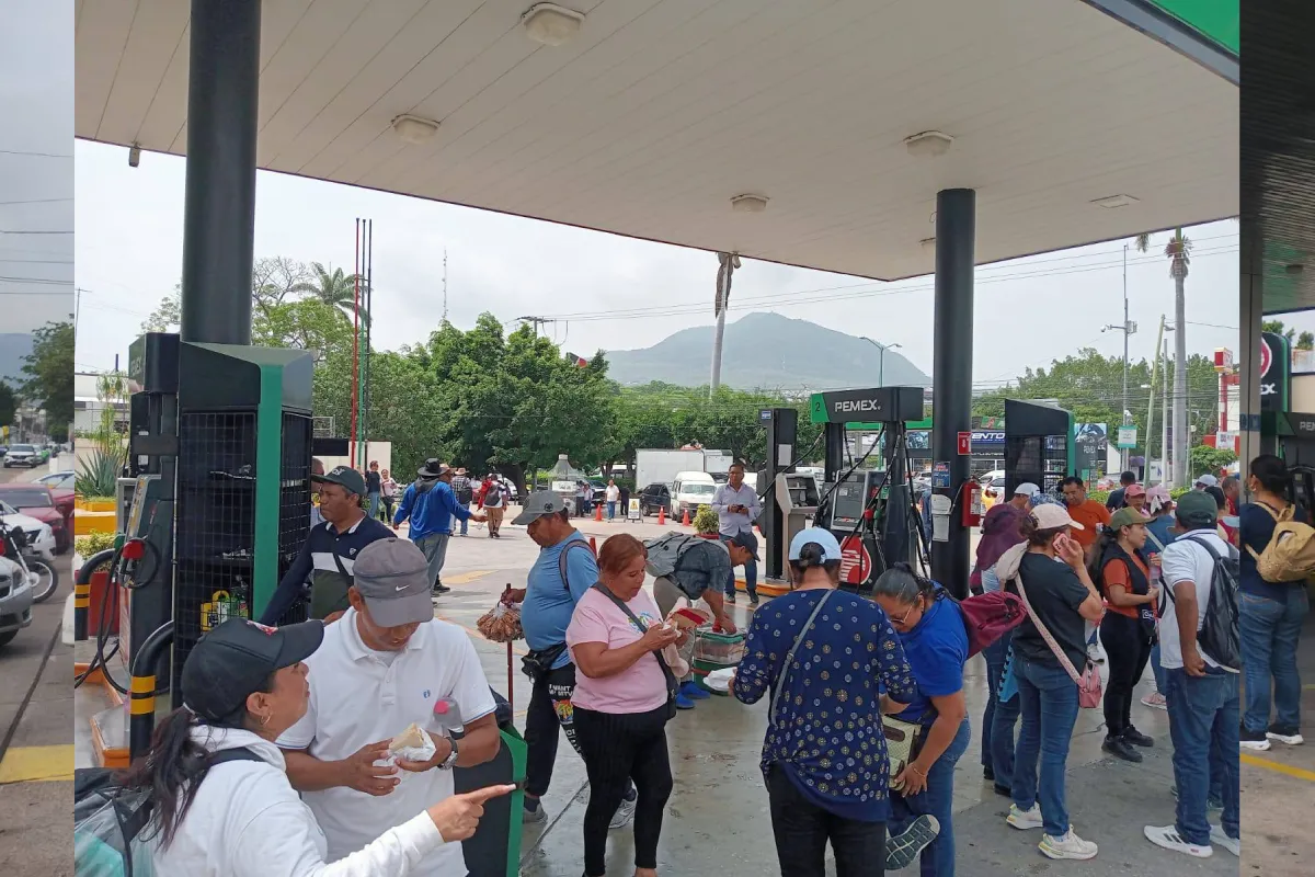 Maestros de CNTE toman gasolineras en Tuxtla Gutiérrez, Chiapas; regalan combustible automovilistas