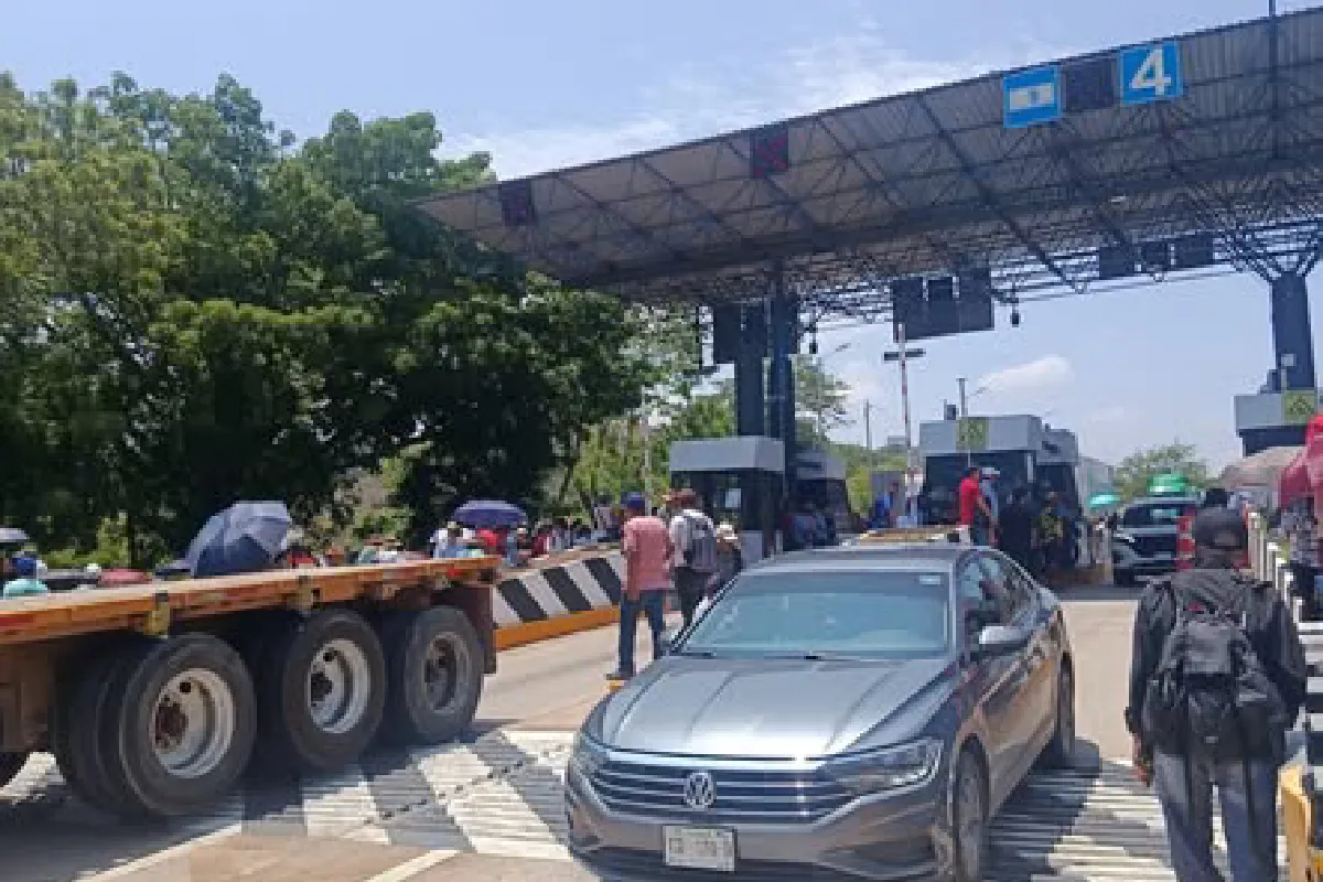 Maestros de la CNTE mantienen bloqueos en casetas de Chiapas y en accesos al Aeropuerto de Oaxaca; advierten con reforzar cierres