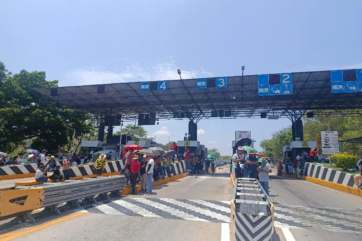 Maestros de la CNTE mantienen bloqueos en casetas de Chiapas y en accesos al Aeropuerto de Oaxaca; advierten con reforzar cierres