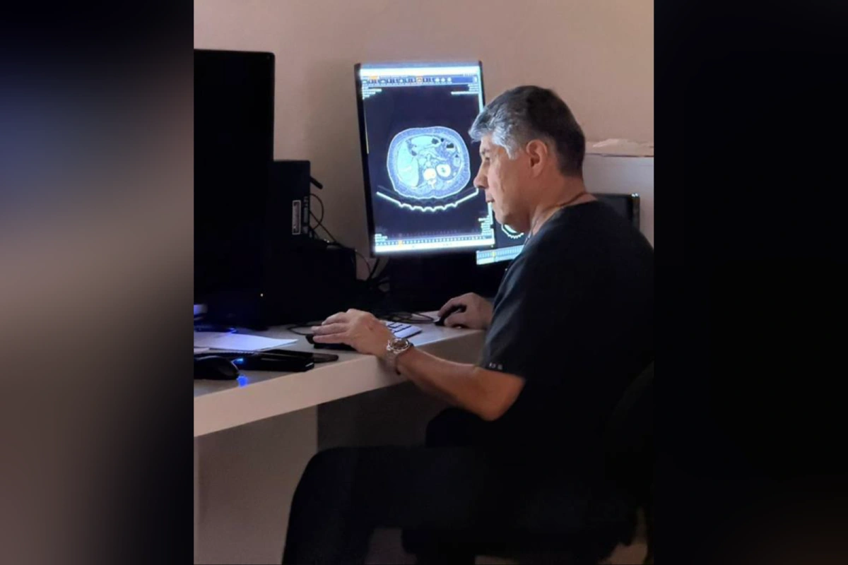Médico radiólgoo analizando una imagen de mastografía 
