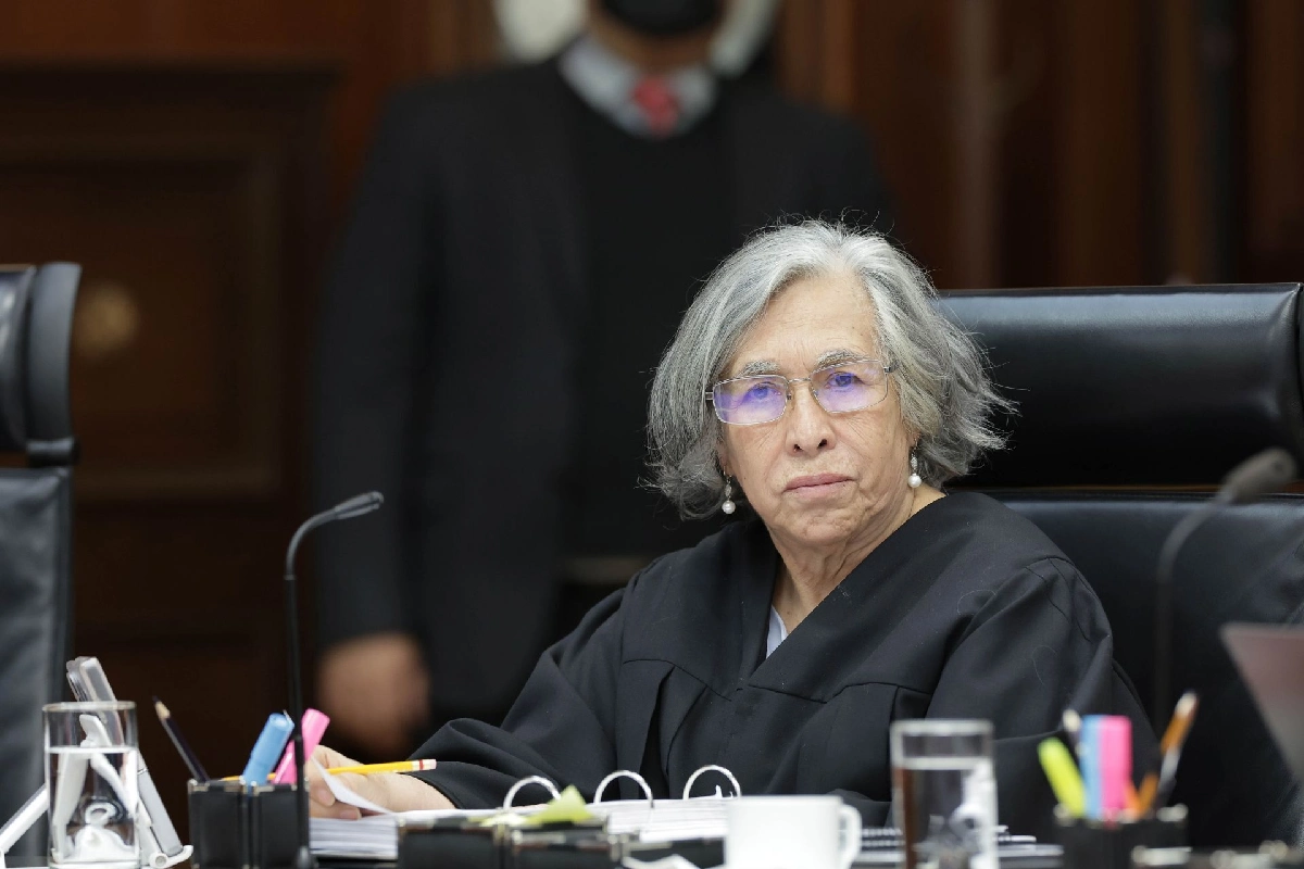 Ministra de la corte en sesión mirando al frente con el ceño fruncido 