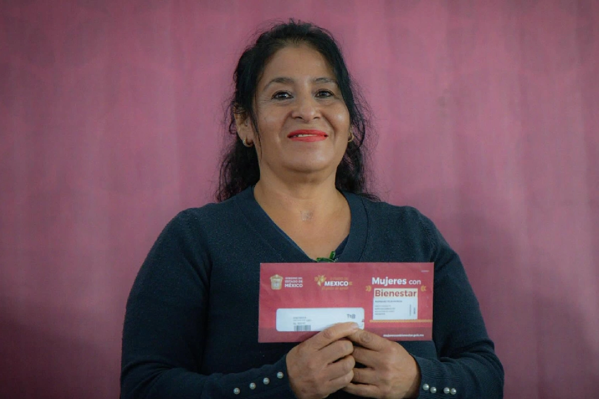 Mujer sonriendo tras recibir su tarjeta de Mujeres con Bienestar