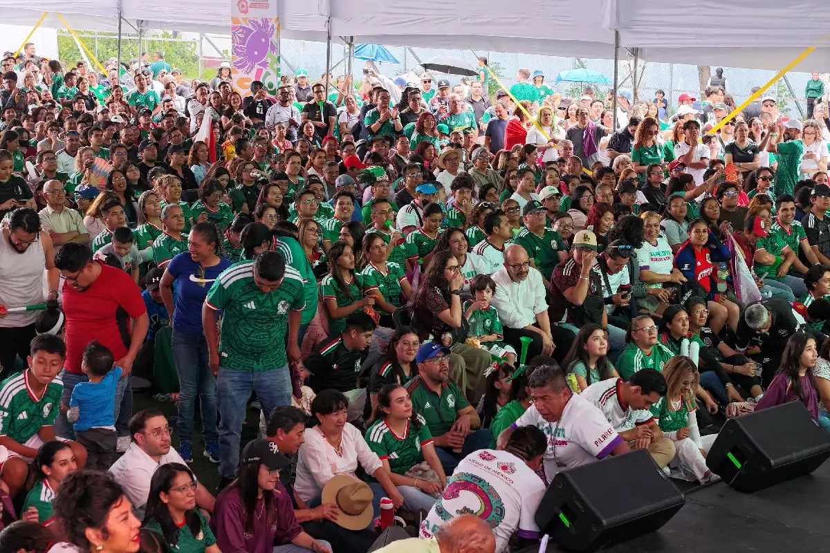 Aficionados de México disfrurando de un partido en el festival furbolero