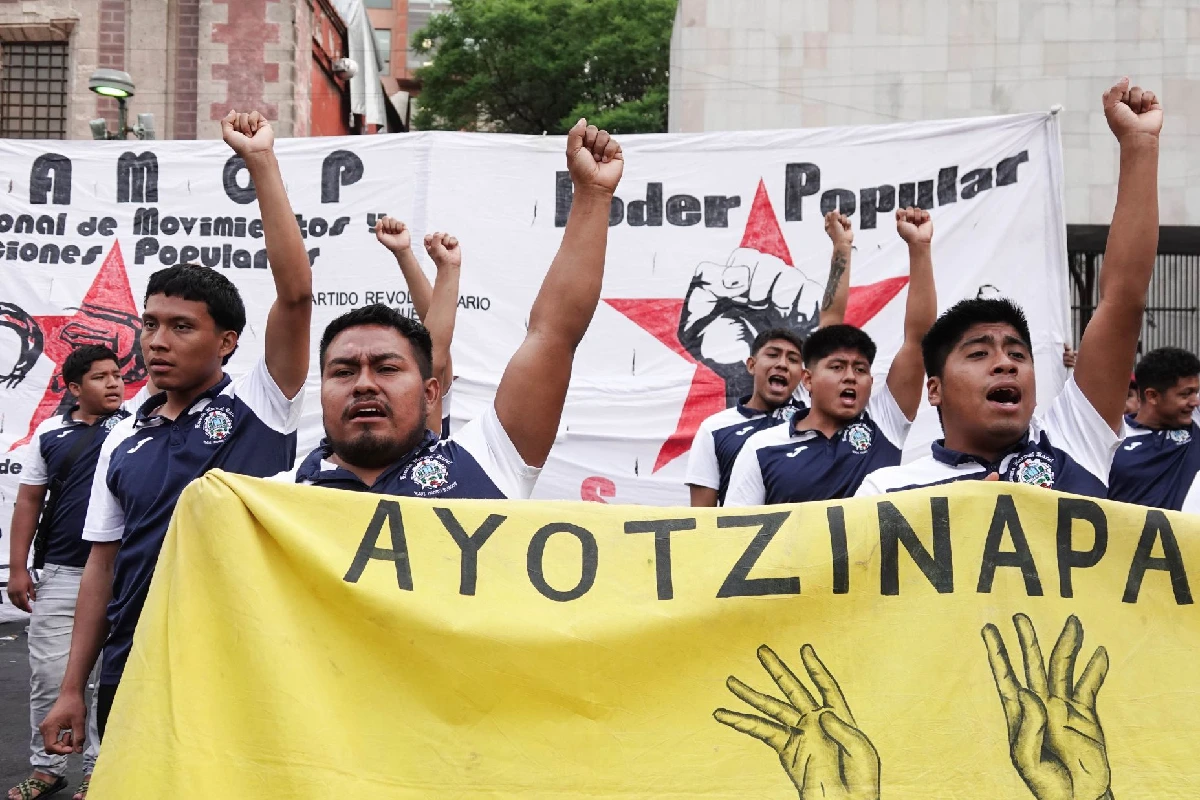 Estudiantes de la Escuela Normal Rural “Raúl Isidro Burgos” de Ayotzinapa marcharon junto a madres y padres buscadores hacia el Hemiciclo a Juárez