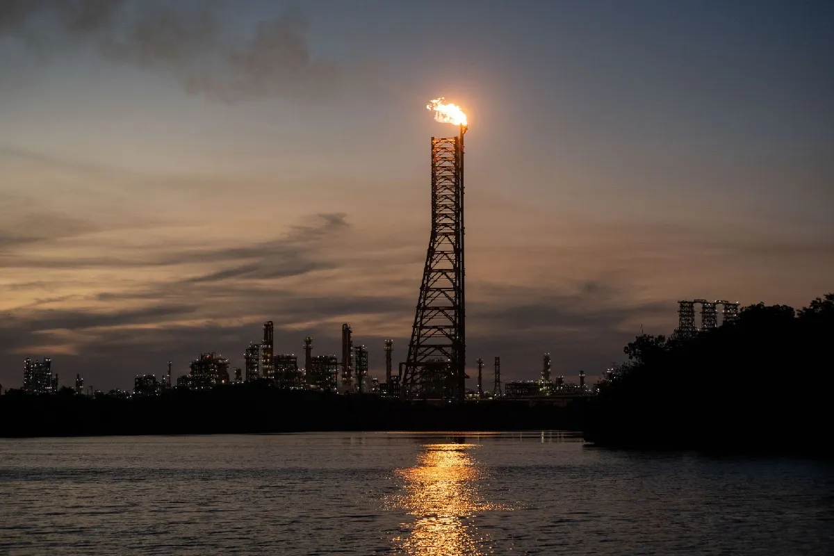 Nuevo incendio en refinería Dos Bocas: Pemex reporta falla en planta de generación eléctrica; descarta riesgos