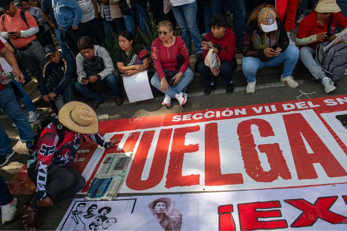 Paro nacional de la CNTE: maestros marchan al Zócalo y mantienen exigencias sobre pensiones y salarios