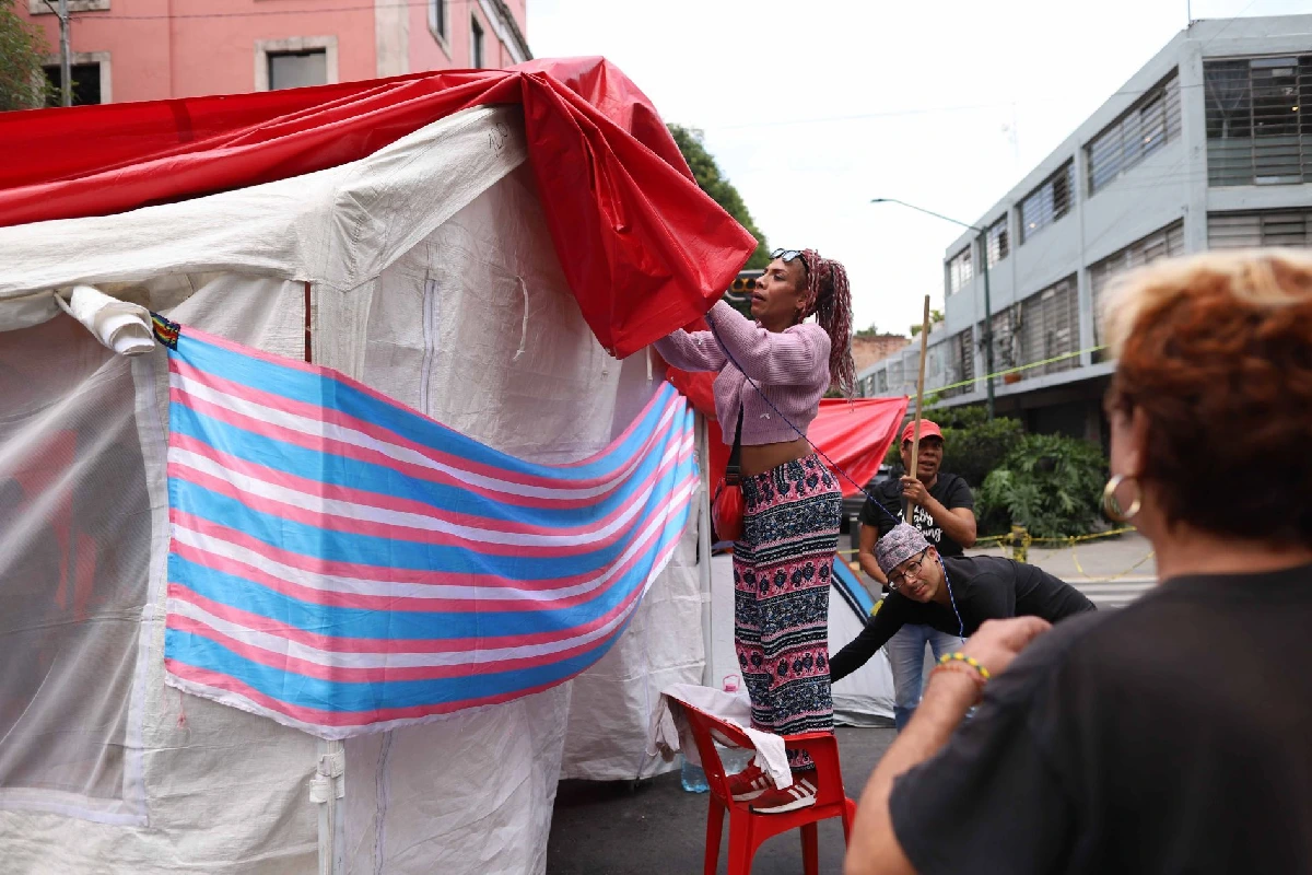 Activistas LGBT colocan bandera trans en plantón de Gobernación 