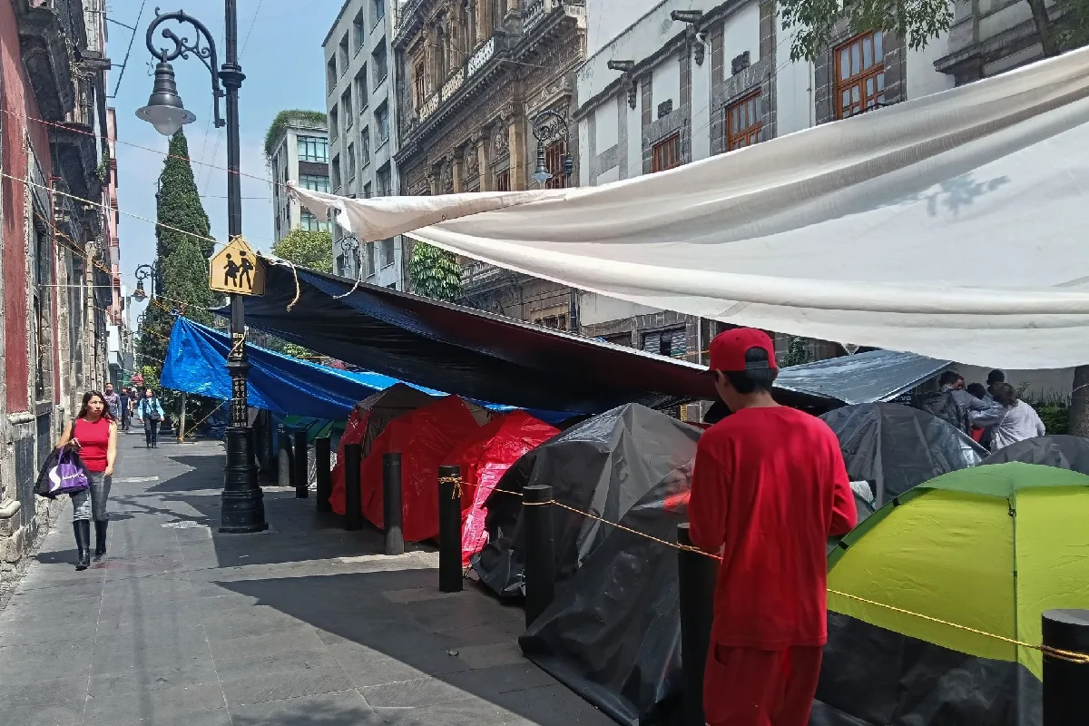 Casas de campaña desplegadas en el Centro Histórico