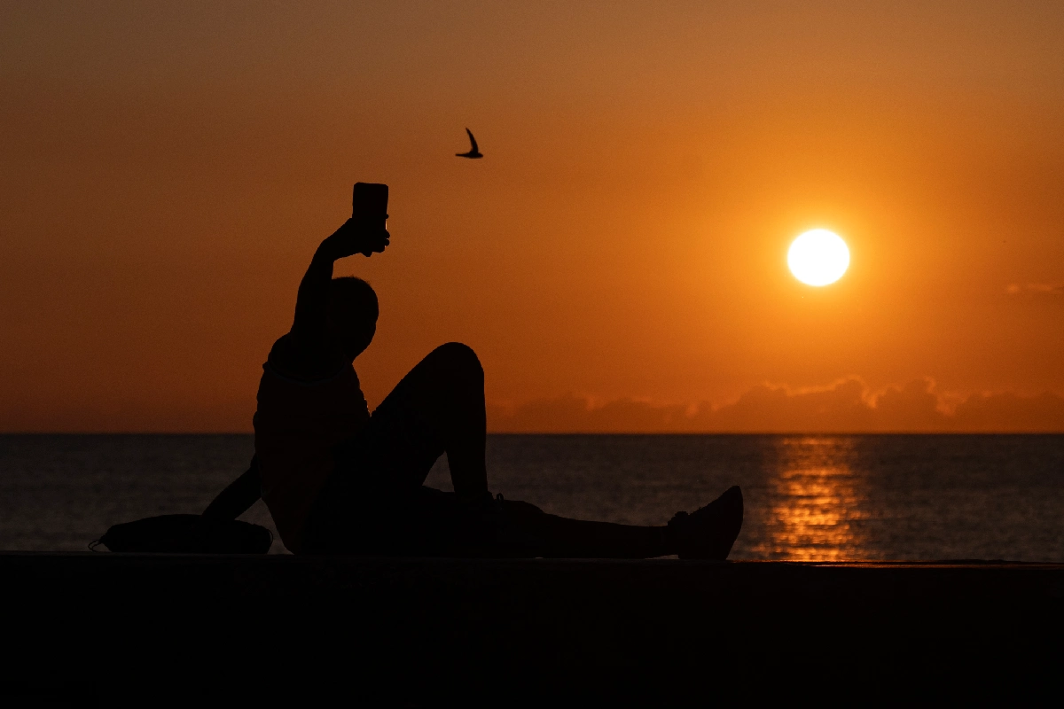 Una persona tomándose fotos en la playa de CUba