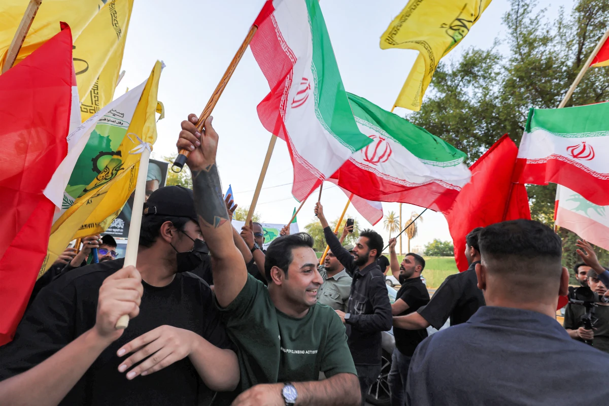 Civiles celebran con la bandera de Irán la paz con EU