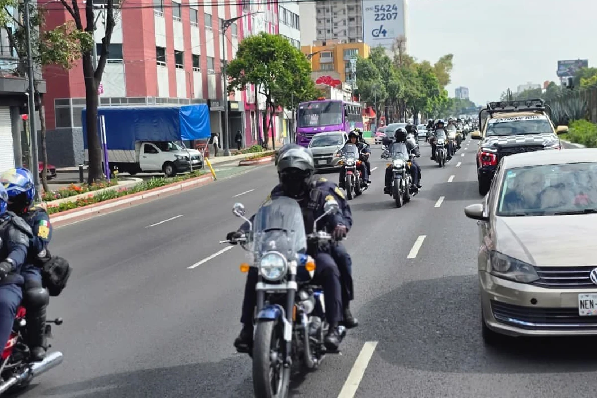 Policías en motocicleta circulando por avenidas de la Ciudad de México 