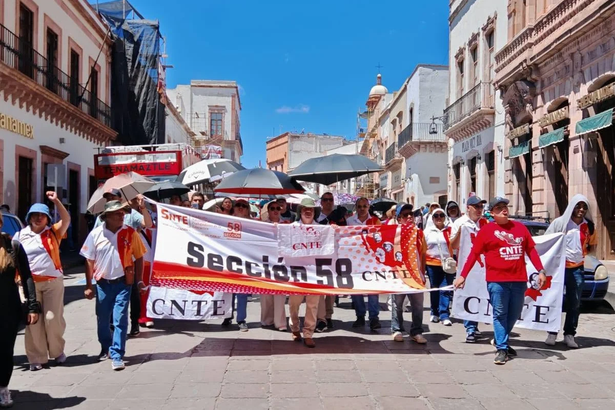 Maestros marchando en calles de Zacatecas con una loca que dice sencción 57 cnte