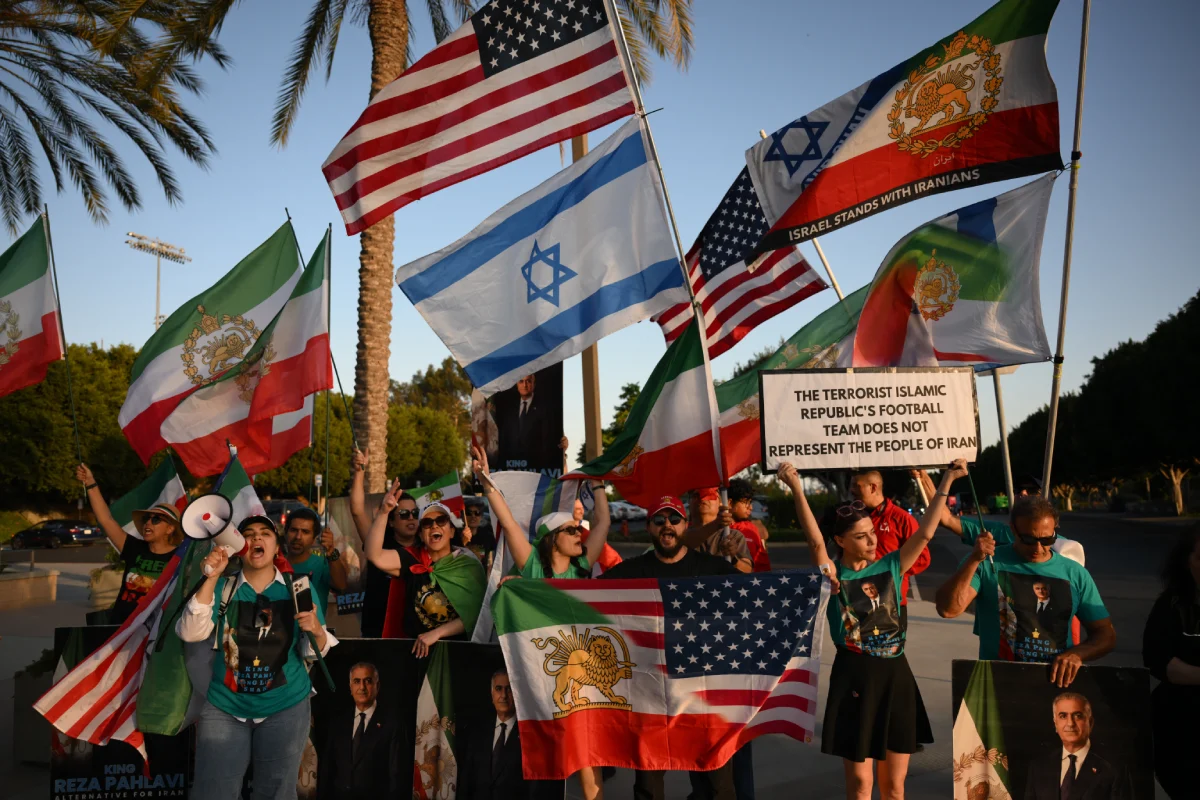 Manifestantes ondean diversas banderas contra la selección de Irán