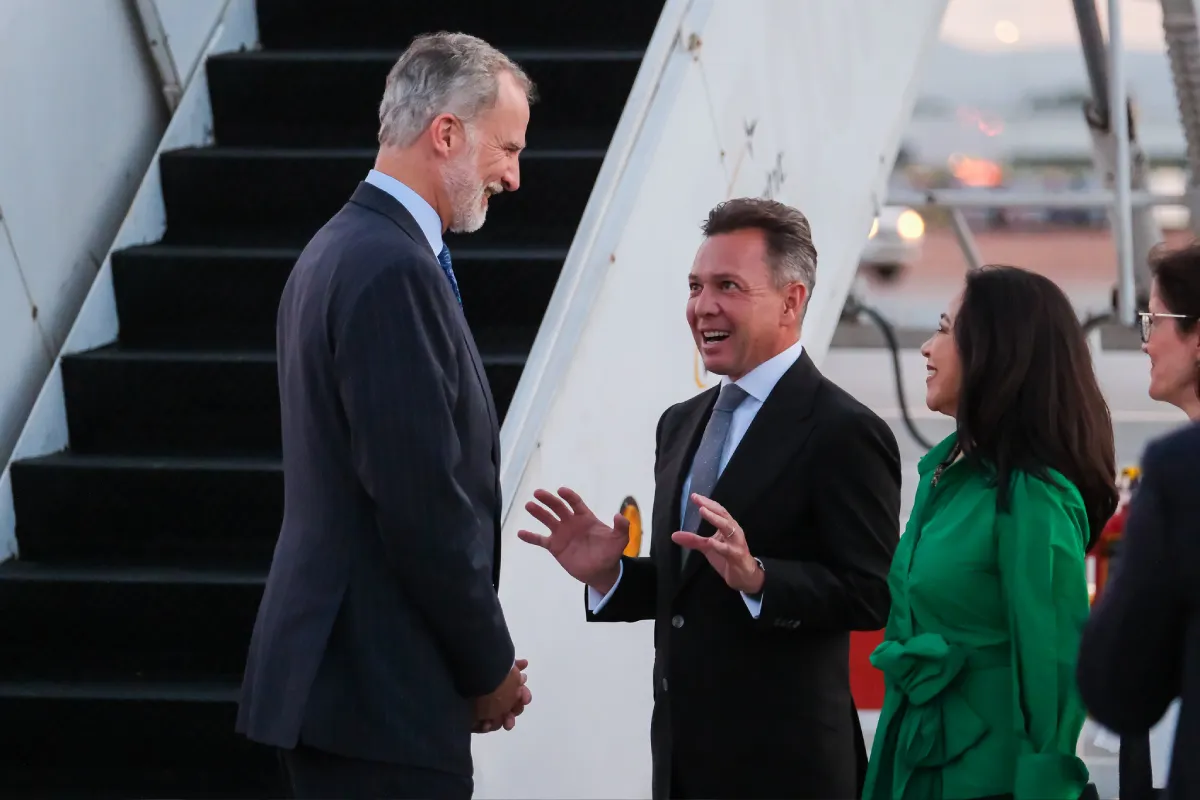 Rey Felipe VI arriba a Jalisco para ver el partido Uruguay vs España; se solidariza con Venezuela por sismos 