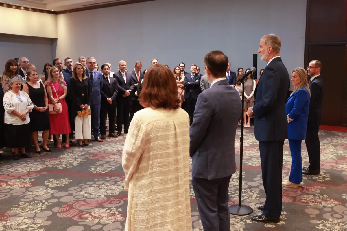 Rey Felipe VI arriba a Jalisco para ver el partido Uruguay vs España; se solidariza con Venezuela por sismos