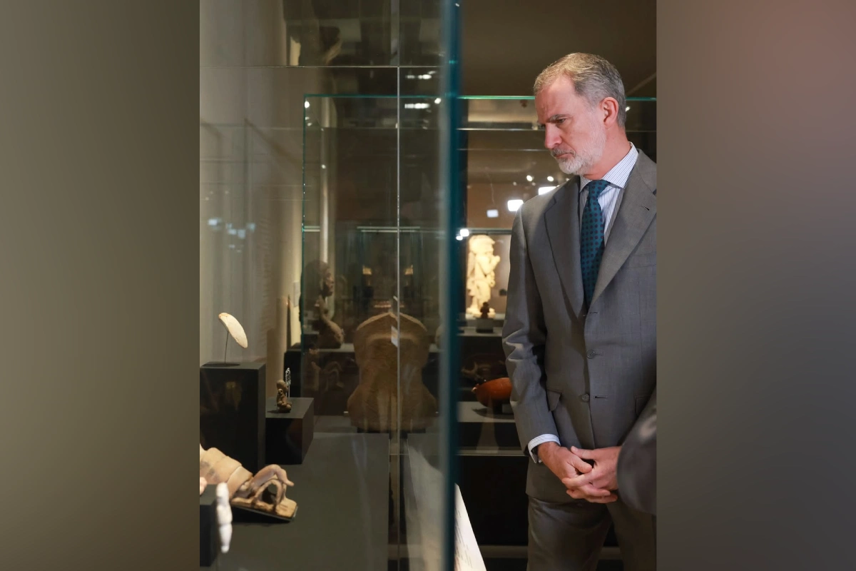 rey de españa observando contenido de una vitrina 