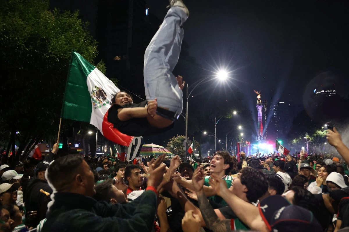Persona es lanzada al aire durante los festejso de la vicotria de México