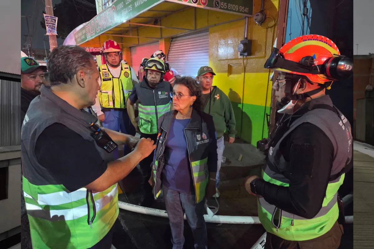 Se incendia bodega en el Mercado de Jamaica; hay un trabajador lesionado