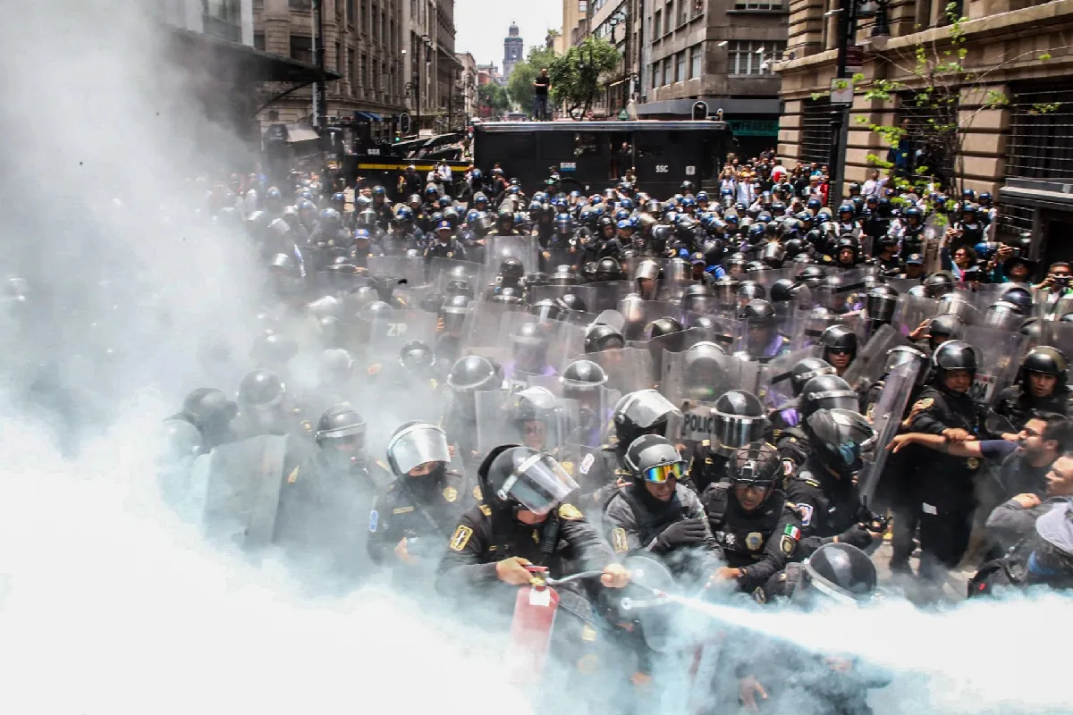 Secretaría de Seguridad CDMX investiga actuación de policías durante protesta de la CNTE; hay dos maestros lesionados