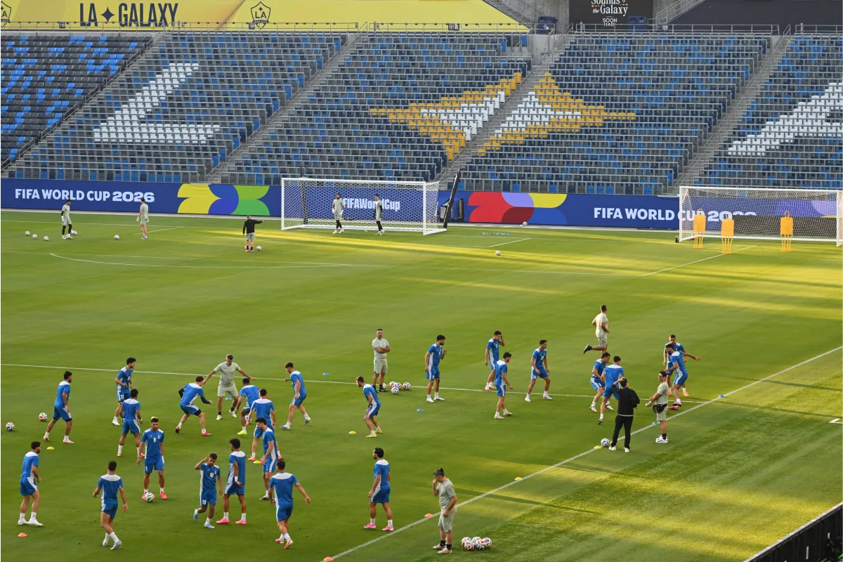 Campo de futbol con jugadores vestidos de azul 