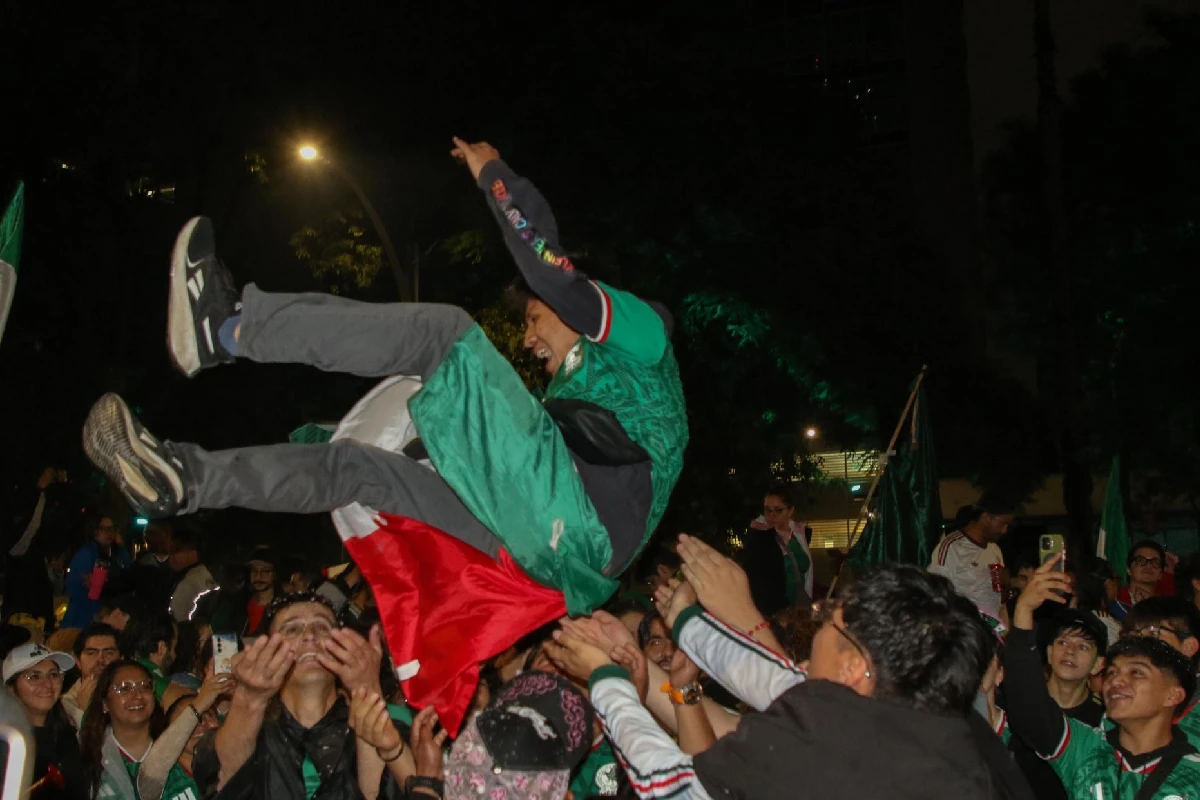 Celebraciones en reforma por el triunfo de México