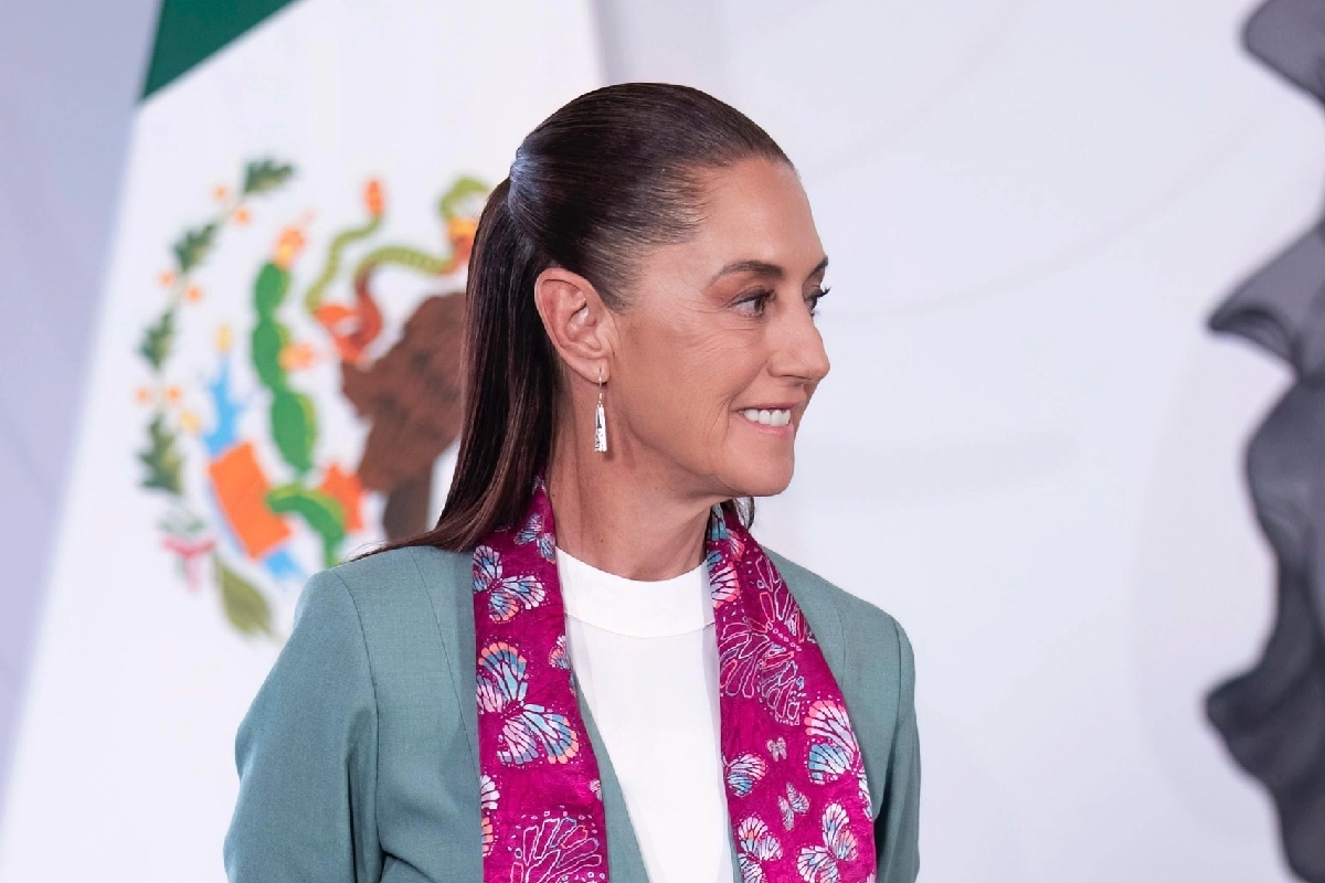 Presidenta claudia shienbuam sonriendo vestida de saco azul verdoso
