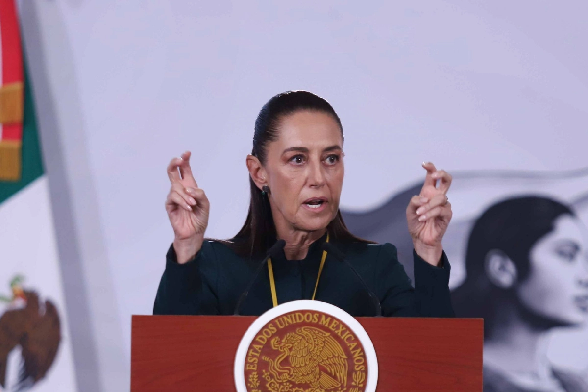 Sheinbaum durante la conferencia de prensa matutina haciendo el gesto de comillas con las manos.