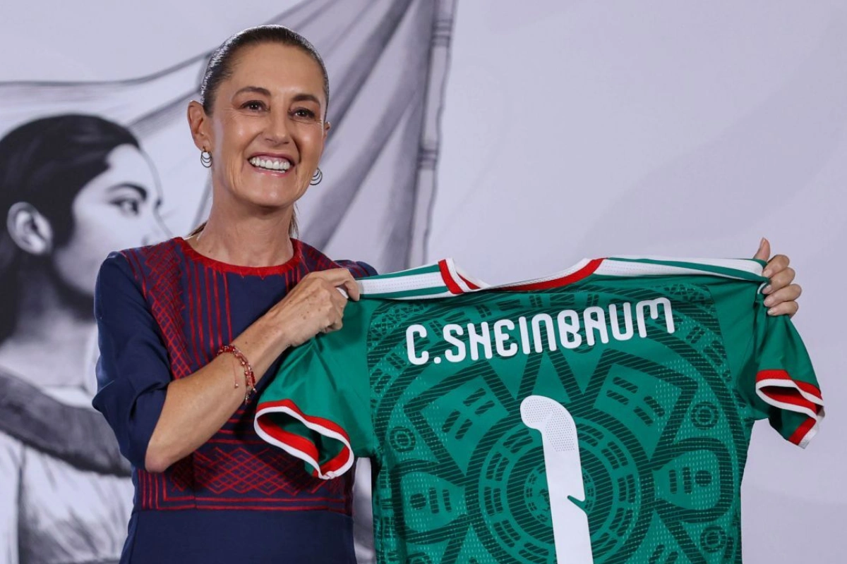 Claudia Sheinbuam con una playera de la selección que lleva su nombre