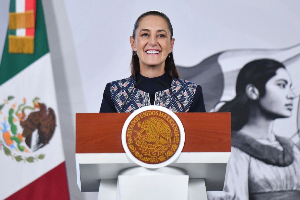 Presidenta Claudia Sheinbaum sonriendo en conferencia de prensa matutina 