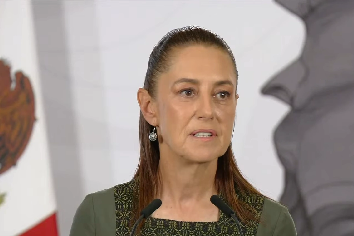 Presidenta claudia sheinbaum con vestido verde en conferencia de prensa