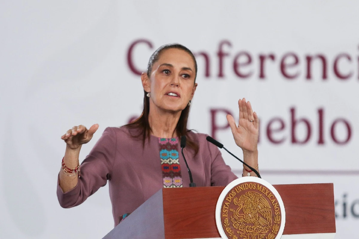Presidenta claudia sheinbuam durante su conferencia de prensa matutina explicando un tema