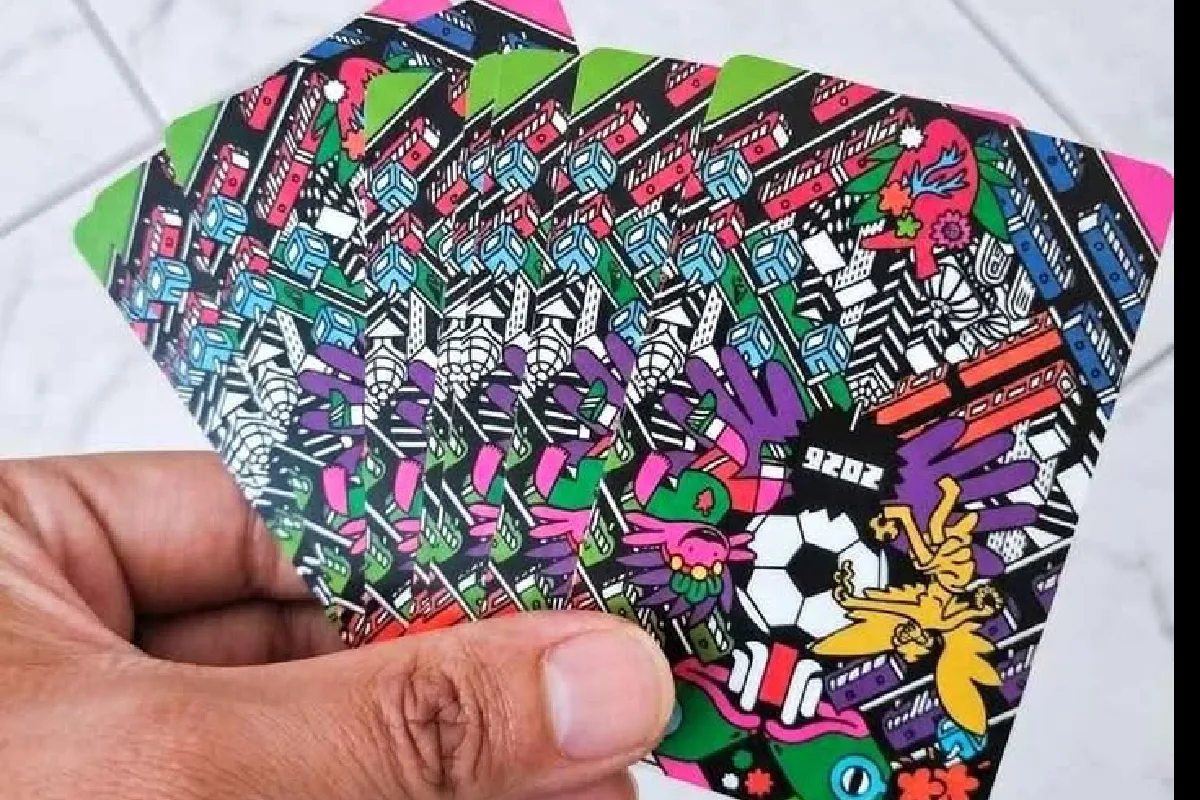 Una mano con muchas tarjetas de movilidad