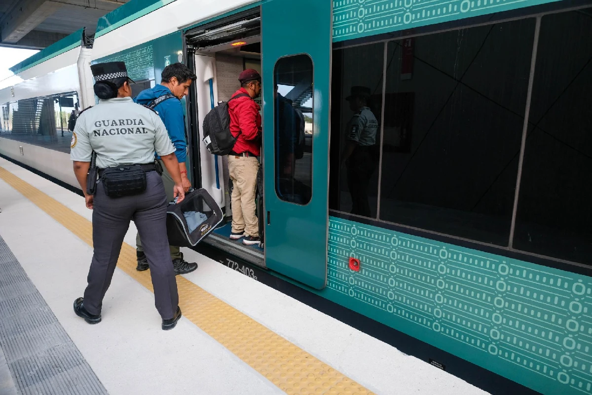 Integrante de la Guardia Nacional vigilando la entrada de pasajeros. al Tren Maya 