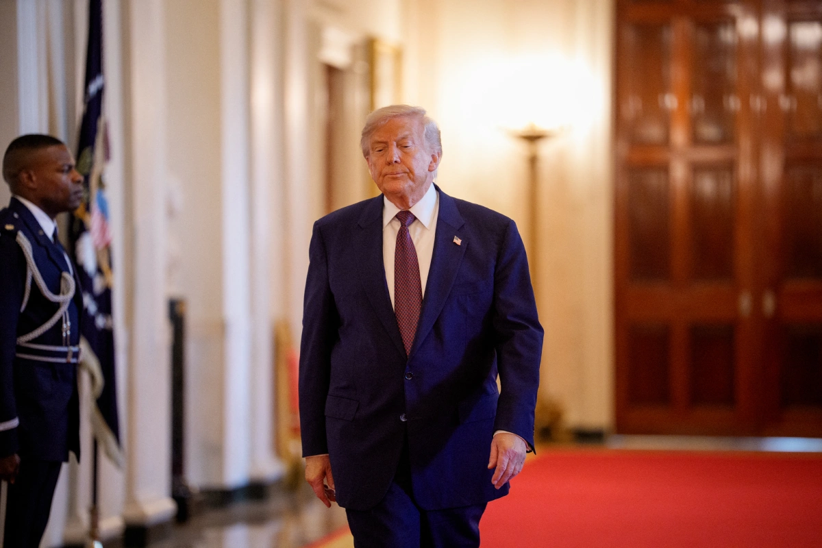Donald Trump caminando por un pasillo feliz 