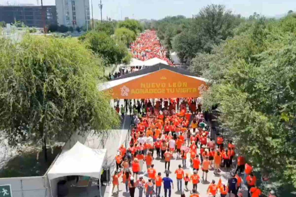 Personas ingresando al Fan Fest con las playeras de color naranja (Fuente X/samuel_garcias)