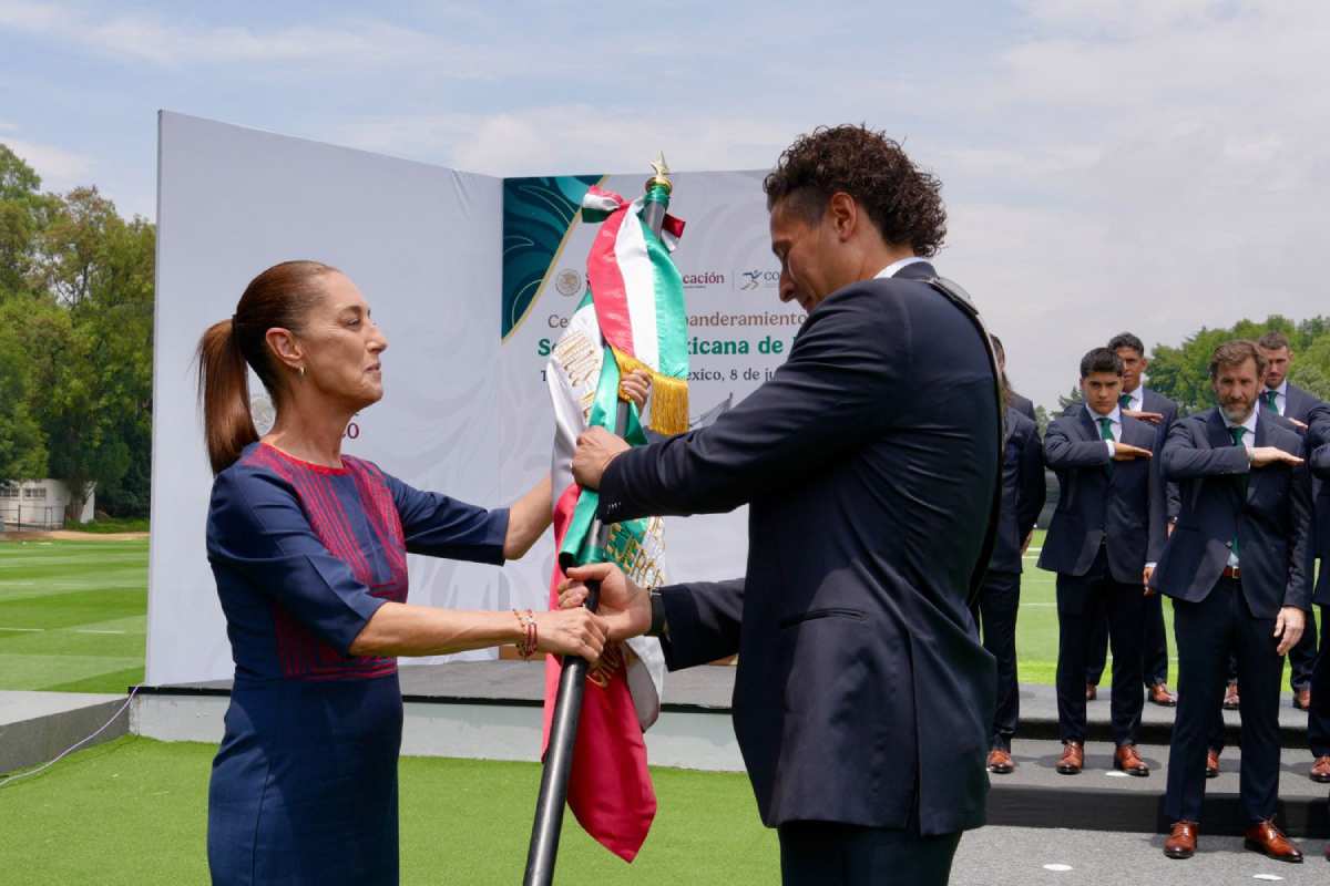 Claudia Sheinbaum, presidenta de México, entregó el lábaro patrio a Guillermo “Memo” Ochoa