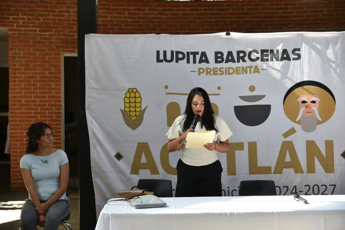 Sin la alcaldesa, Cabildo de Acatlán, Puebla, cesa a dos funcionarios; ella vincula tensión en el municipio a Los Rojos