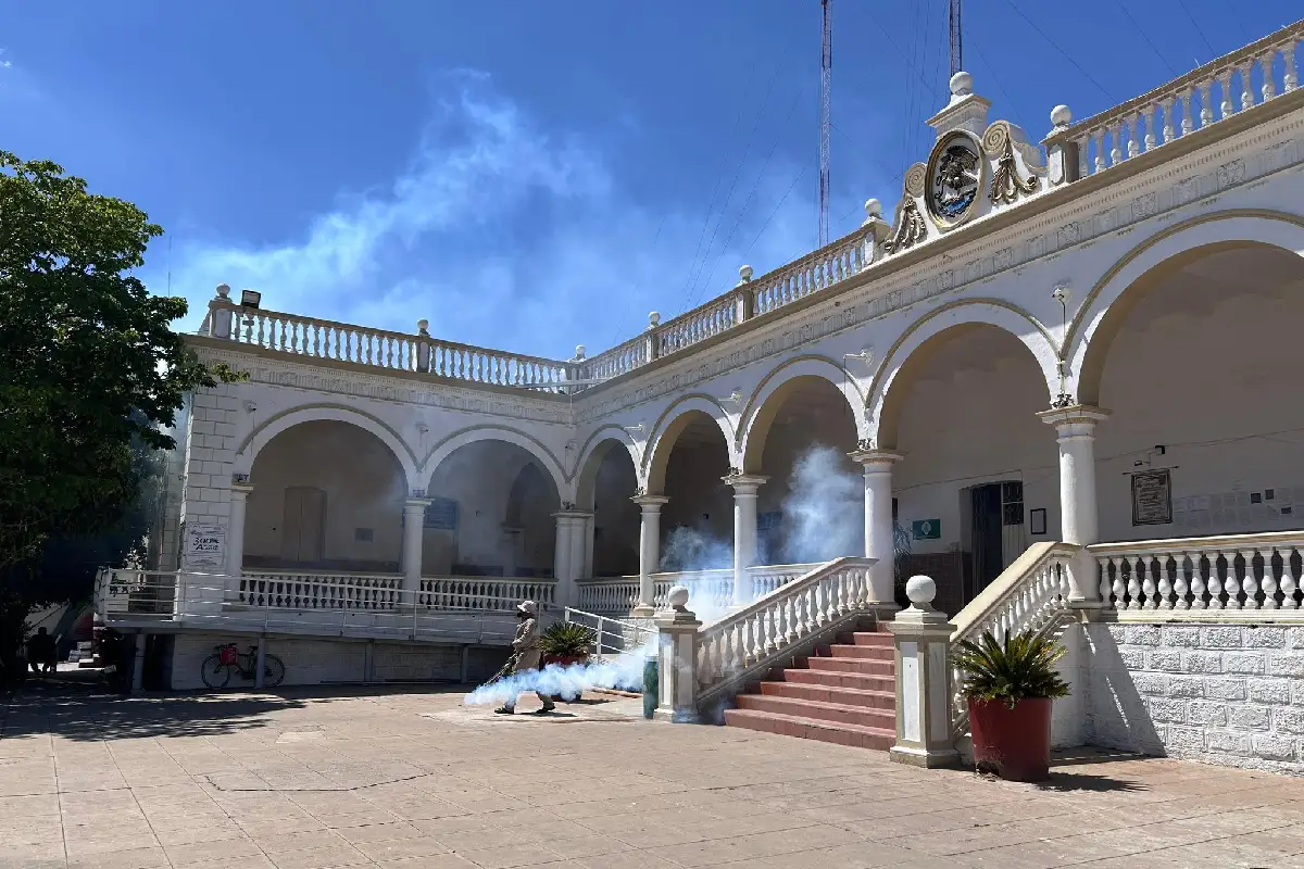 Sin la alcaldesa, Cabildo de Acatlán, Puebla, cesa a dos funcionarios; ella vincula tensión en el municipio a Los Rojos